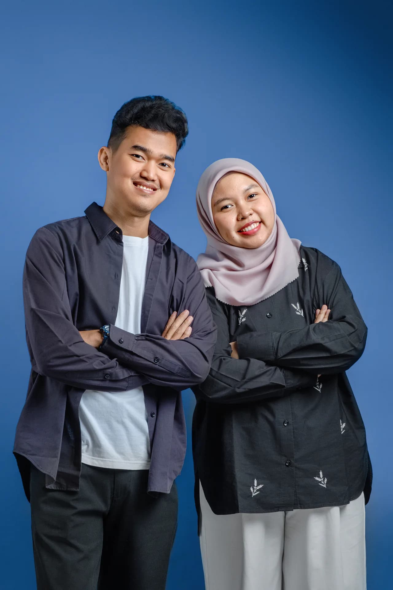 Pratinjau konsep editorial sinematik dengan latar biru