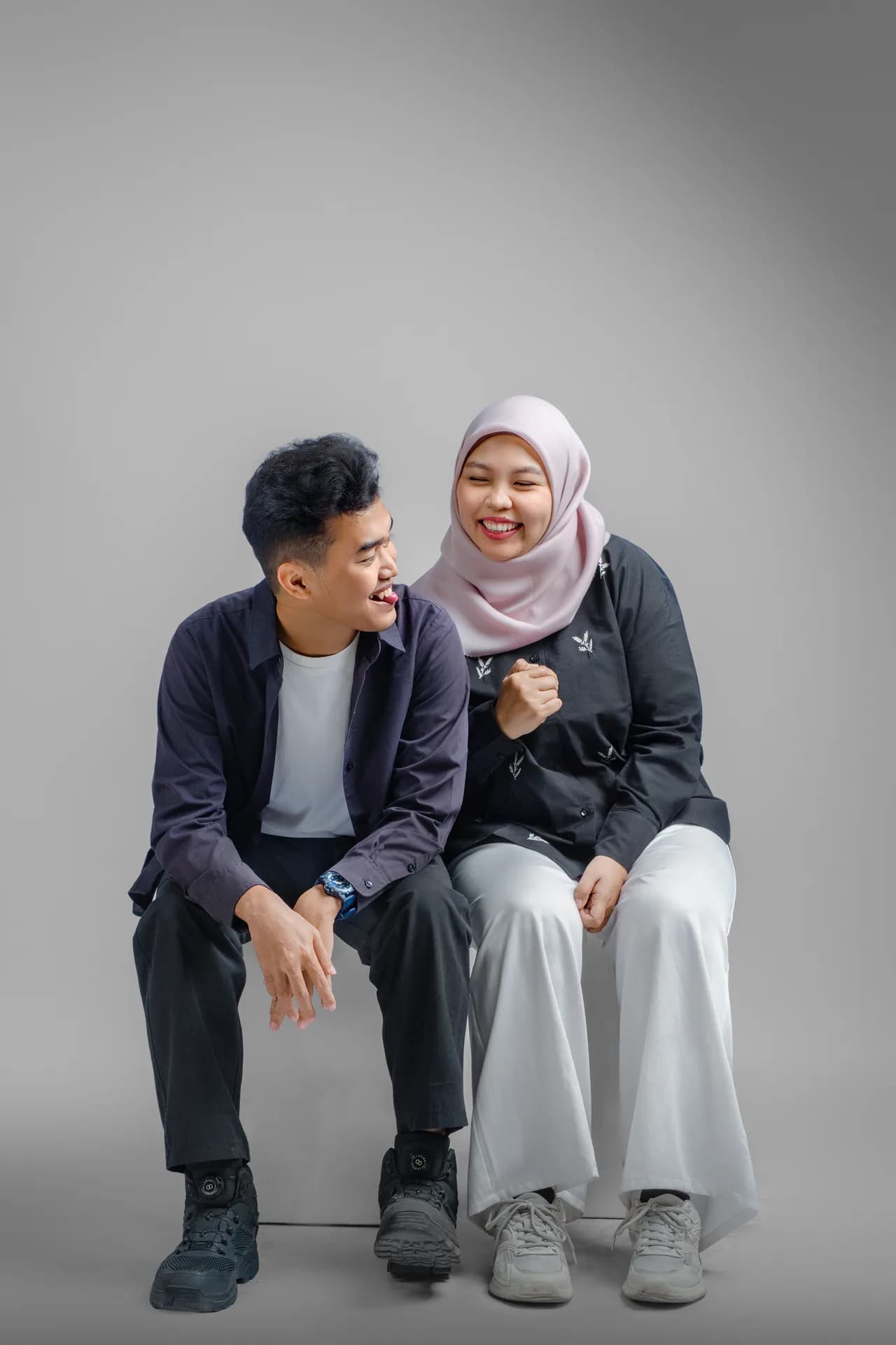 Alfi dan Ifa duduk bersama dalam sesi pre-wedding